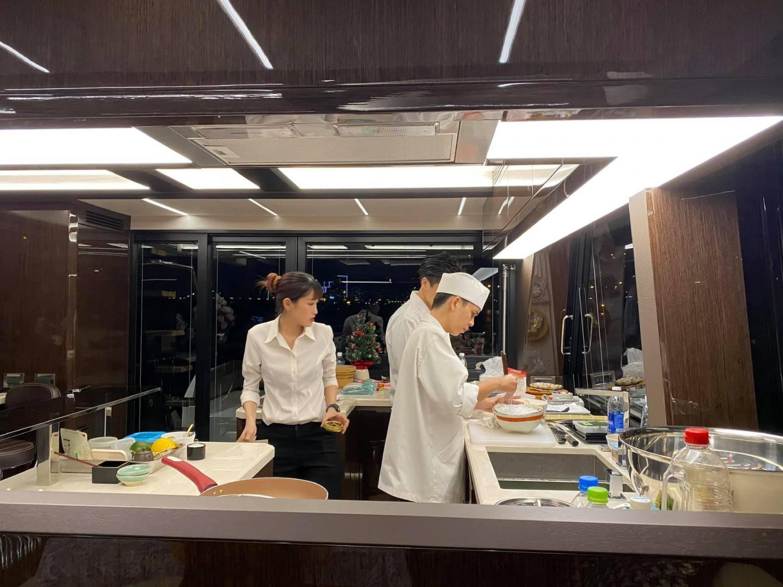 đầu bếp nhật phục vụ món nhật sashimi trên du thuyền